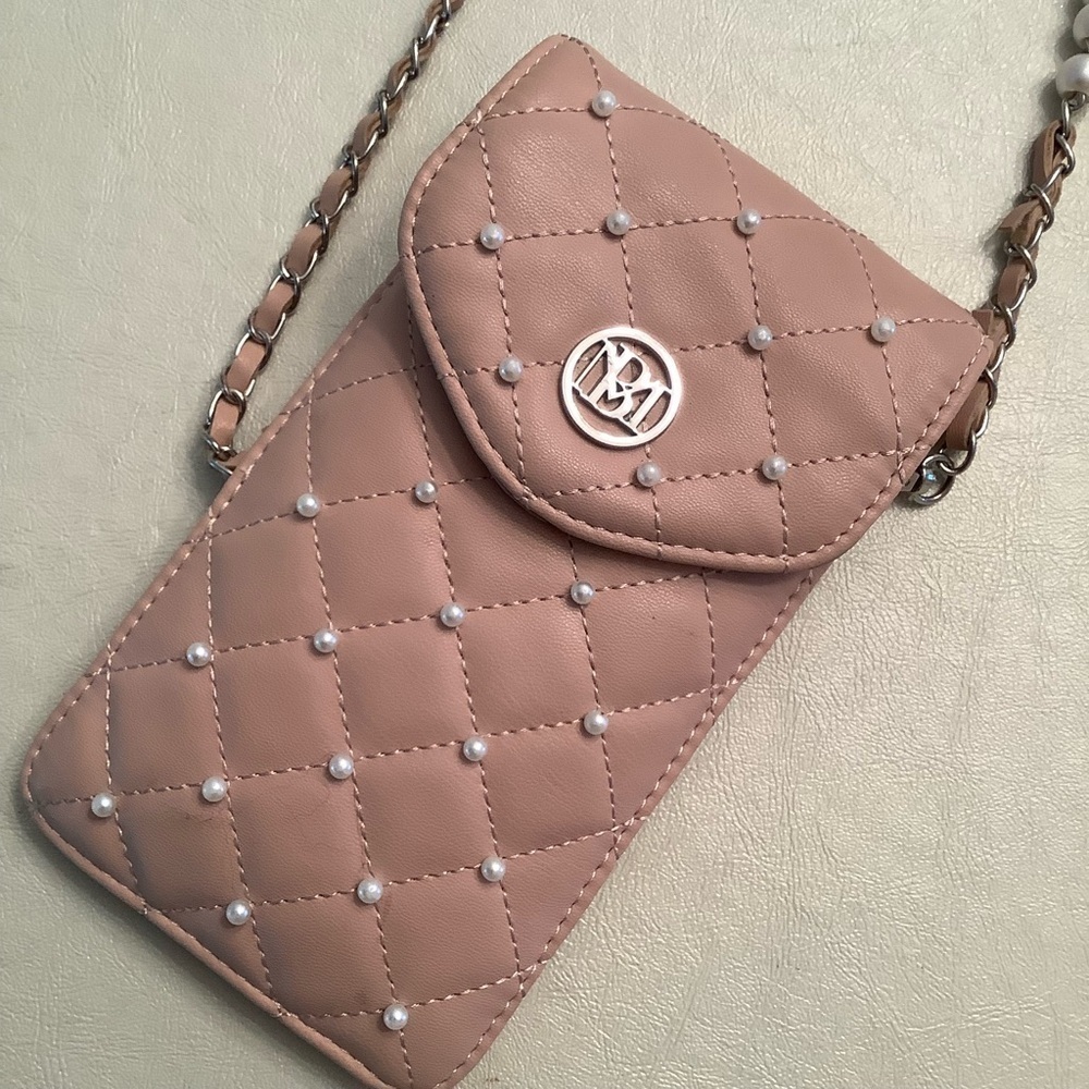 BADGLEY MISCHKA DIAMOND QUILTED STUDDED WITH PEARLS CROSSBODY PHONE WALLET - Picture 3 of 11